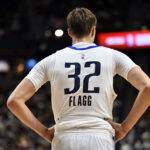 O atacante do Dallas Mavericks, Cooper Flagg, está analisando uma partida de basquete da NBA Summer League em Las Vegas na quinta -feira, 10 de julho de 2025.