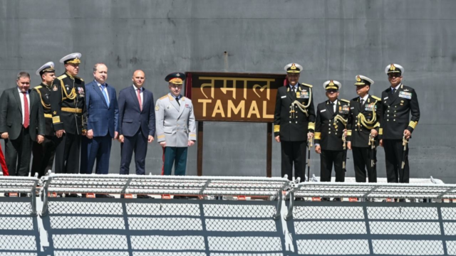 Na Rússia, o navio indiano foi usado na Rússia, levantando forças

