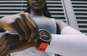 Nada só lançou um smartwatch de US $ 99 a IA e já está à venda Close-up de atleta que não usa nada CMF View 3 Pro em uma bicicleta