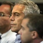 Na foto de 30 de julho de 2008, Jeffrey Epstein é mostrado sob custódia em West Palm Beach, na Flórida.