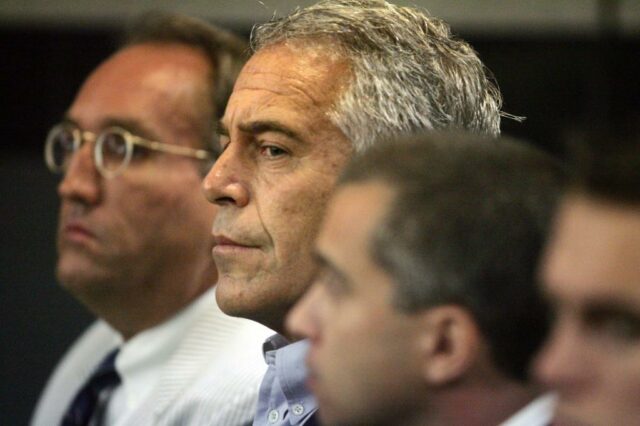 Na foto de 30 de julho de 2008, Jeffrey Epstein é mostrado sob custódia em West Palm Beach, na Flórida. 