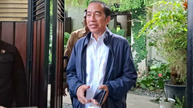 Não em Yakarta, mas sozinho, por que Jokowi é examinado com diplomas falsos lá?


