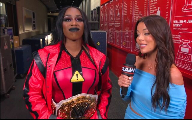 Naomi acusa suas amadas estrelas da WWE de ser "falso" e "falso" em Raw

