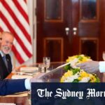 O primeiro -ministro de Israel, Benjamin Netanyahu, à direita, entrega o presidente dos EUA, Donald Trump, uma pasta na reunião em uma Casa Branca de câmera azul na segunda -feira.