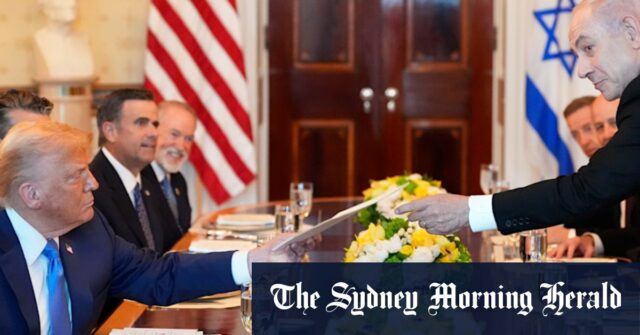 O primeiro -ministro de Israel, Benjamin Netanyahu, à direita, entrega o presidente dos EUA, Donald Trump, uma pasta na reunião em uma Casa Branca de câmera azul na segunda -feira.