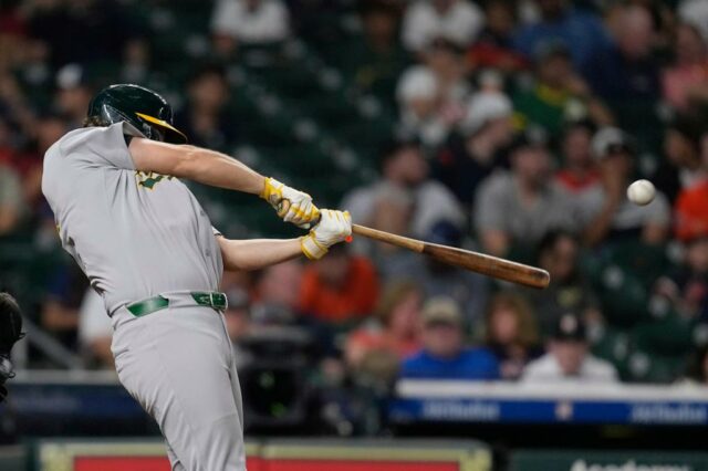Nick Kurtz, do Athletics, celebra um homerun contra o Houston Astros em Houston após o oitavo turno de um jogo de beisebol na sexta -feira, 25 de julho de 2025. (AP Photo/David J. Phillip)