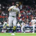 O Athletics nomeado por Nick Kurtz (16) comemora depois que ele chegou à quarta corrida em casa durante o nono turno contra o Houston Astros em Daikin Park.