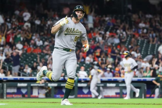 O Athletics nomeado por Nick Kurtz (16) comemora depois que ele chegou à quarta corrida em casa durante o nono turno contra o Houston Astros em Daikin Park. 