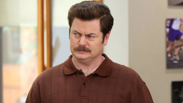 Nick Offerman diz que Ron Svanson "desprezou" Trump e apenas "pessoas estúpidas" pensam o contrário

