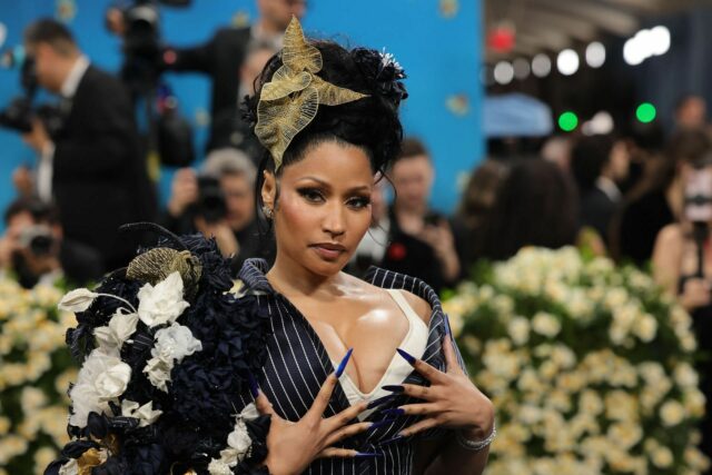 Nicki Minaj afirma que Jay Z exibe sintomas de ciúme e ódio e "Sacos parados nos bastidores"

