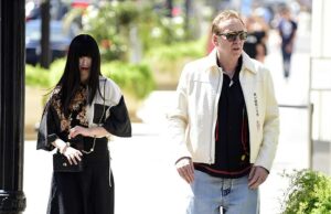 Nicolas Cage, 61, parece raro com a sra. Riko, 30 … depois de admitir Sarah Jessica Parker quebrou seu coração Nicolas Cage foi visto com sua esposa muito mais jovem em quatro anos, Riko Shibata, em Los Angeles na segunda -feira