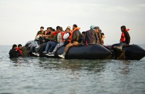 Nigel Farage explode os níveis de imigração “catastróficos” quando o aumento da população do Reino Unido vê o segundo maior aumento desde 1949 A migração internacional líquida - a diferença entre as pessoas que se mudam para o país e a esquerda - representou 690 147 do aumento estimado da população de 706.881 pessoas, ou 98 % do total, disseram o ONS.