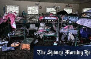 No escuro, cada um chorou, Ainslie tinha 16 meninas aterrorizadas e uma cabeça de cabeça Famílias para buscar recuperadas pertencentes.