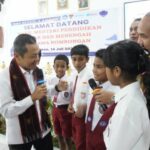 No meio da chuva, o vice -ministro de Dikdasmen, Fajar, incentiva os novos alunos do SMPN em Ambon