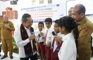 No meio da chuva, o vice -ministro de Dikdasmen, Fajar, incentiva os novos alunos do SMPN em Ambon No meio da chuva, o vice -ministro de Dikdasmen, Fajar, incentiva os novos alunos do SMPN em Ambon