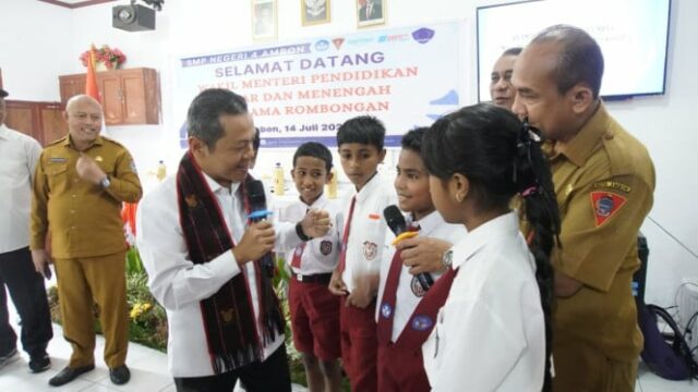 No meio da chuva, o vice -ministro de Dikdasmen, Fajar, incentiva os novos alunos do SMPN em Ambon

