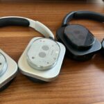 WHITE NOTE fones de ouvido na área de trabalho em frente à janela