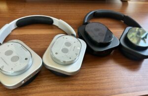 Nossa primeira impressão dos fones de ouvido Nothing (1): seu preço é lógico WHITE NOTE fones de ouvido na área de trabalho em frente à janela