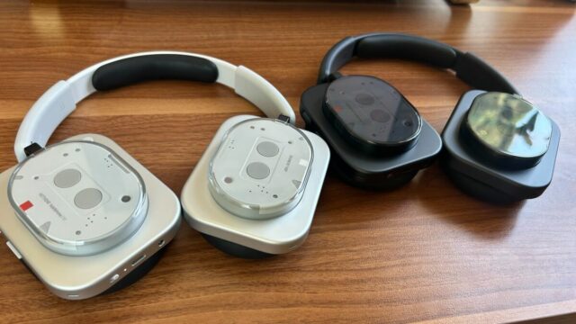 WHITE NOTE fones de ouvido na área de trabalho em frente à janela