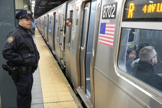 Nova York Shelman ganha US $ 22,75 m e depois perde cinco dedos no metrô

