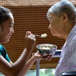 Nova tendência na China: os jovens se tornam 'neto em tempo integral' porque é difícil trabalhar