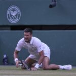 Novak Djokovic, da Sérvia, reage ao Campeonato de Tênis de Wimbledon em Londres na quarta -feira, 9 de julho de 2025, e reage ao retorno da Itália a Flavio Cobolli durante um quarto -final.