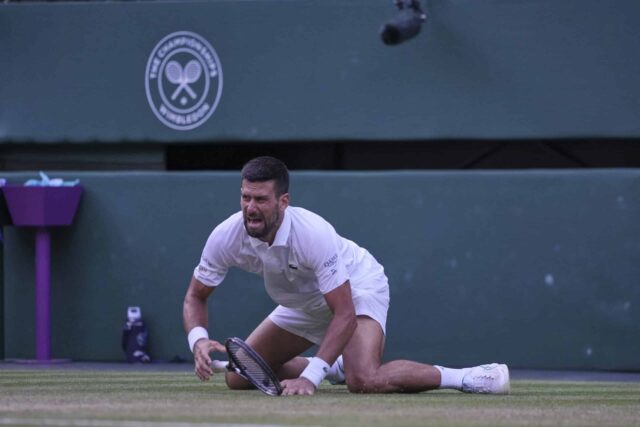 Novak Djokovic, da Sérvia, reage ao Campeonato de Tênis de Wimbledon em Londres na quarta -feira, 9 de julho de 2025, e reage ao retorno da Itália a Flavio Cobolli durante um quarto -final.