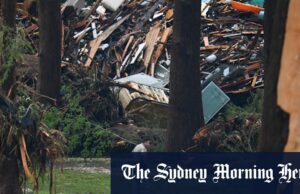 Nove filhos dos mortos nos rios que buscam muitos desaparecidos Ministros penteados pelas margens do rio Guadalupe depois que o rio Flash varreu a área.