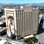 O Big Oakland Hotel é confiscado pelo credor, enquanto a área da baía do mercado de hospedagem desaparece