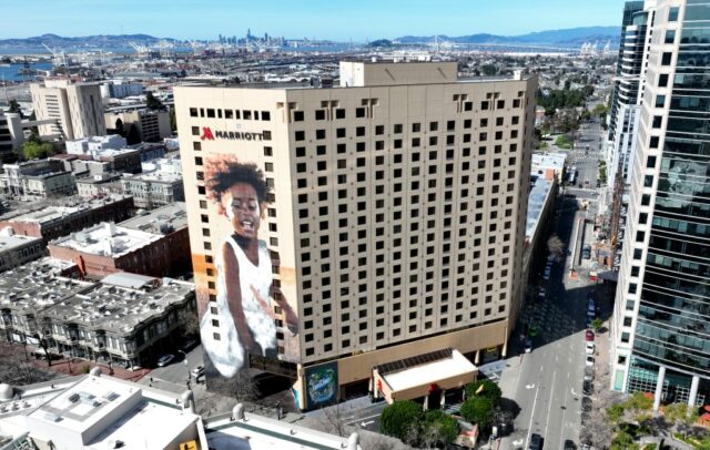O Big Oakland Hotel é confiscado pelo credor, enquanto a área da baía do mercado de hospedagem desaparece

