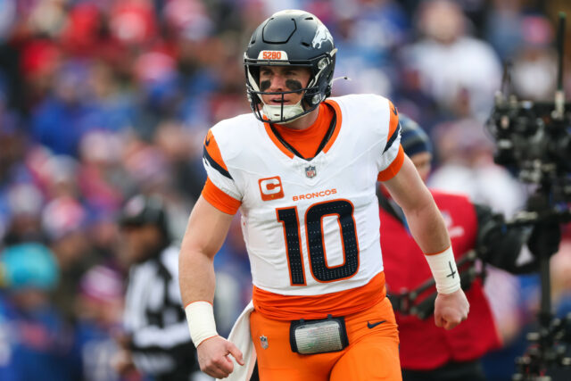 O Bo nix de Broncos recebe os olhos dos olhos do ex

