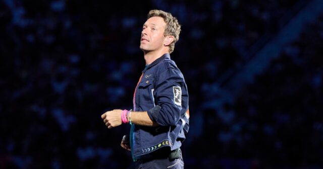 O CEO da astrônomo, Andy Byron, foi licenciado após o momento viral no concerto do Coldplay

