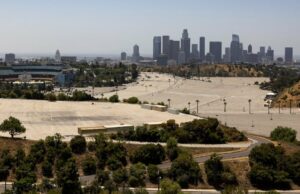 O Conselho Distrital de LA suplementos aprova por unanimidade medidas para simplificar licenças de gravação Downtown Los Angeles visto do Dodgers Stadium