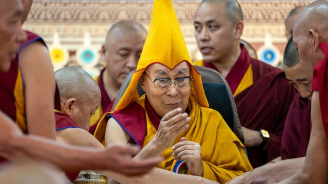 O Dalai Lama define um plano de herança e promete a reencarnação como o distúrbio dos olhos da China

