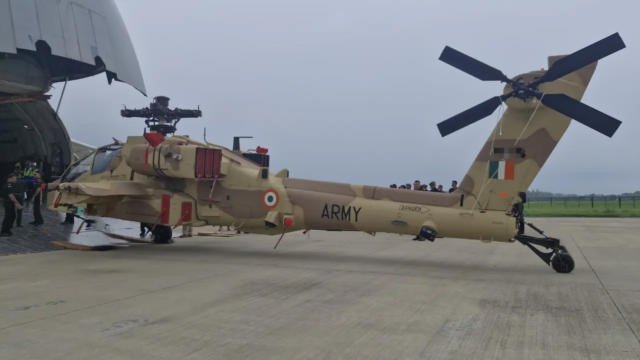 O Exército Indiano recebe três apridadores de abril


