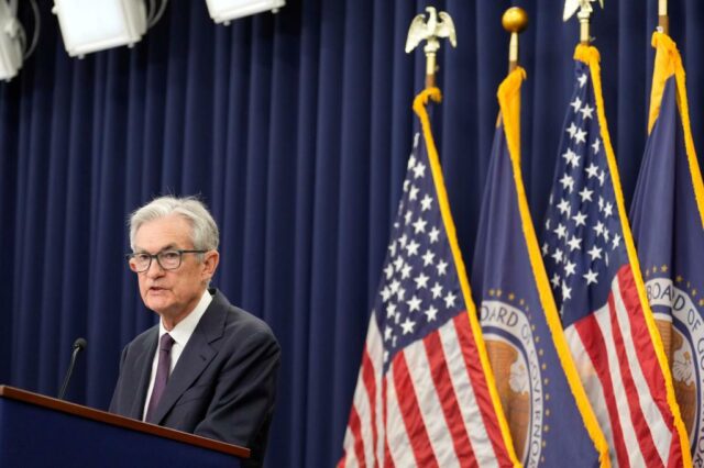 O Federal Reserve deixa as taxas de juros inalteradas, mesmo que Trump exige cortes

