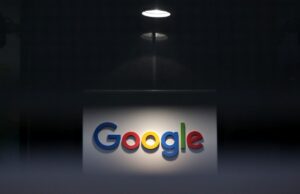 O Google diz que o governo britânico não exigiu uma codificação para os dados de seus usuários a photo of Google's logo on a dark background