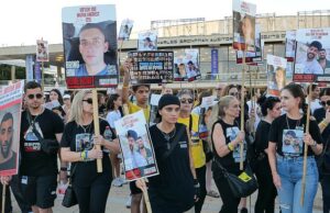 O Hamas concorda com o lançamento de 10 reféns no meio do cessar -fogo de Gaza – quando as negociações “difíceis” continuam O Hamas concordou em liberar 10 reféns durante os esforços em andamento para alcançar um cessar -fogo em Gaza. Figura: A ex -refém Emily Damari (C) fica com famílias e apoiadores de reféns israelenses mantidos pelo Hamas em Gaza, e outros reféns lançados durante uma marcha que exige que os reféns restantes sejam divulgados, em Tel Aviv, Israel, 9 de julho de 2025