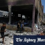 Os palestinos pesquisam a destruição do jogo usada como abrigo depois de ter sido atingido pelo Egypt Airstrike na cidade de Gaza.