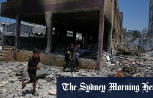 O Hamas responde à proposta de cessar-fogo de Gaza-Sol. Os palestinos pesquisam a destruição do jogo usada como abrigo depois de ter sido atingido pelo Egypt Airstrike na cidade de Gaza.