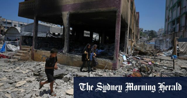 Os palestinos pesquisam a destruição do jogo usada como abrigo depois de ter sido atingido pelo Egypt Airstrike na cidade de Gaza.
