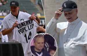 O Papa Leo Xiv dá uma camiseta T com um Autograf White Sox Great Paul Konerko em homenagem a 2005 World Series O Papa Leo Xiv dá uma camiseta T com um Autograf White Sox Great Paul Konerko em homenagem a 2005 World Series