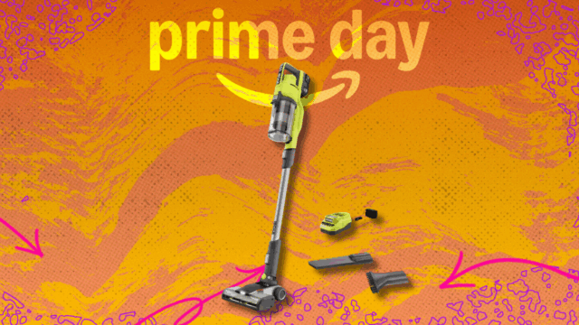 Uma imagem com dois painéis com o uso do Ryobi Stick-Vacuum em uso. À esquerda, a cabeça do vácuo ilumina um piso escuro com sua luz LED. À direita, o vácuo é usado como um computador de mão para limpar um pedestal branco.