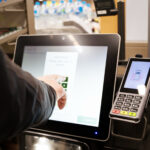 O Shopper se vingança perfeitamente no cortador de linha para se auto-checar: 'Você é louco!'