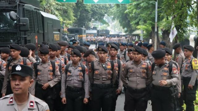O Tribunal Distrital Central de Yakarta foi cercado, 1.658 a polícia escoltou a decisão de Hastiyanto

