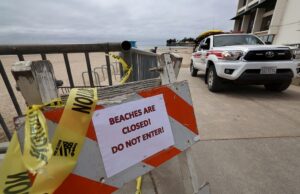 O Tsunami Surge causa turbulência no porto de Santa Cruz Cowell Beach em Santa Cruz foi fechado por causa do tsunami ...