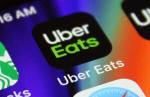 Uber Eats lança assistente de IA para ajudar na criação de carrinhos de supermercado O Uber Eats agora deixa os clientes dos comerciantes sobre seus pedidos