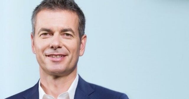 O Warner Music Group anuncia US $ 170 milhões em demissões como parte do maior plano de reestruturação

