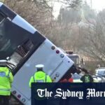 O acidente de ônibus escolar na Inglaterra deixa 1 aluno morto, 2 gravemente feridos