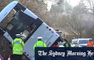 O acidente de ônibus escolar na Inglaterra deixa 1 aluno morto, 2 gravemente feridos O acidente de ônibus escolar na Inglaterra deixa 1 aluno morto, 2 gravemente feridos